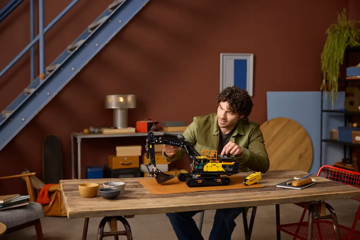 LEGO 42215 Volvo EC500 Hybrid gravemaskin